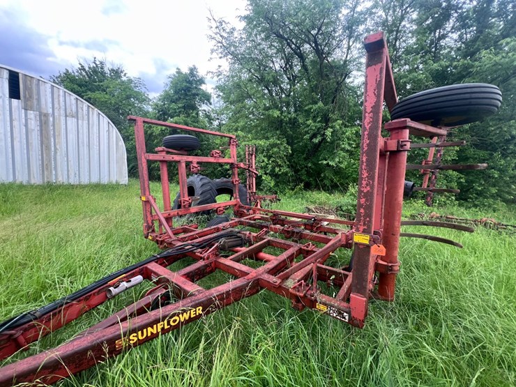 #2048-•-sunflower-chisel-plow-image-1