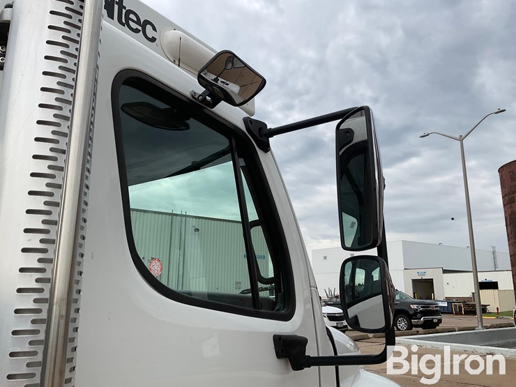 2009-freightliner-m2-106-image-20