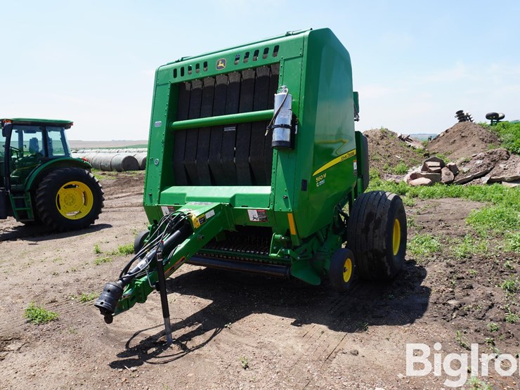 2022-john-deere-560m-image-1