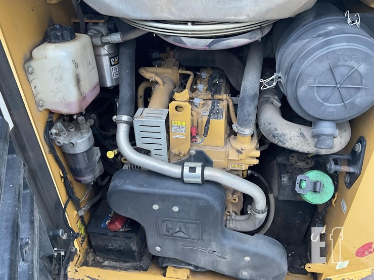 2014-caterpillar-242d-image-16