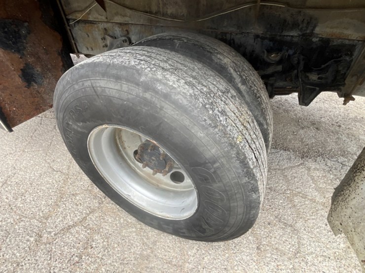 2005-freightliner-m2-106-image-13