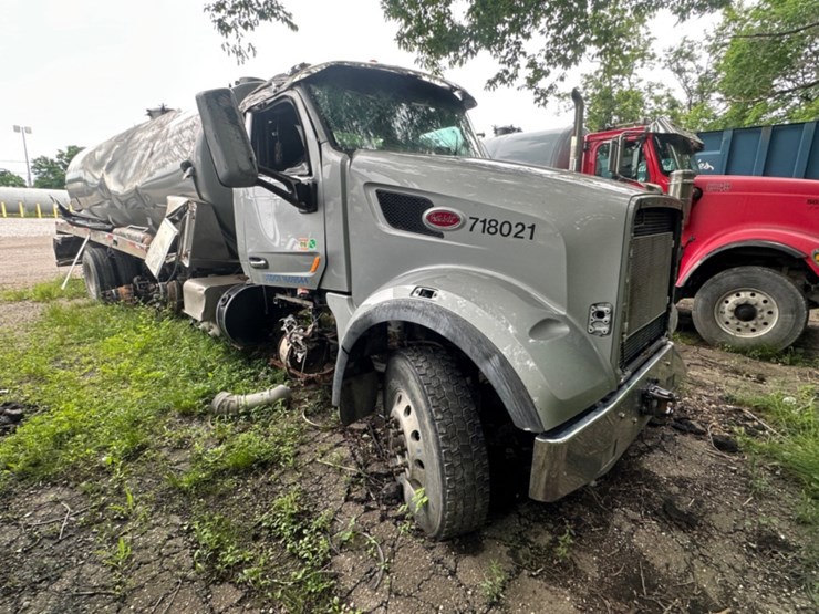 2019-peterbilt-567-image-2