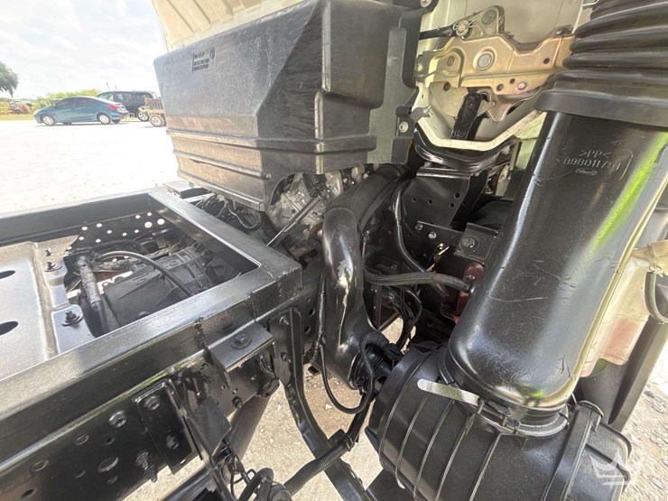 2024-isuzu-nrr-image-13