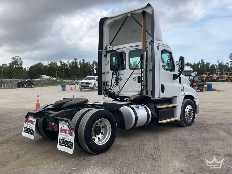 2017-freightliner-cascadia-125-image-3