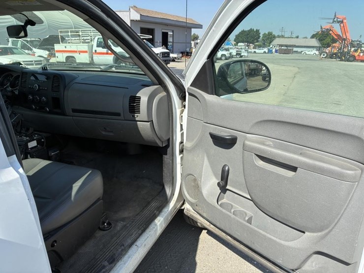 2011-chevrolet-silverado-2500-image-12