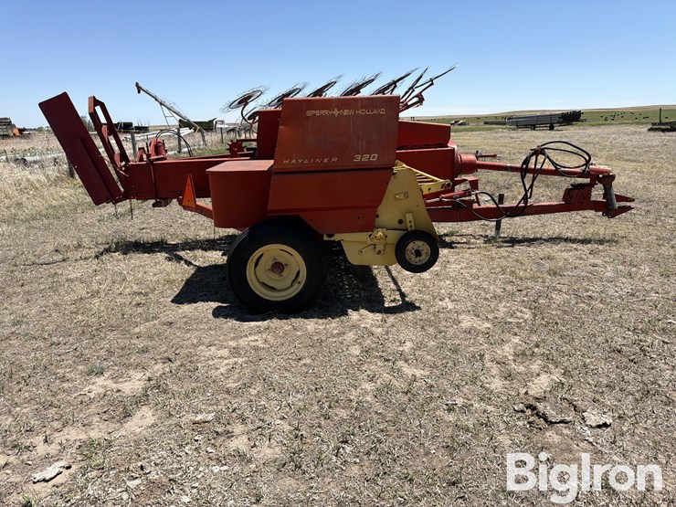 new-holland-320-image-4