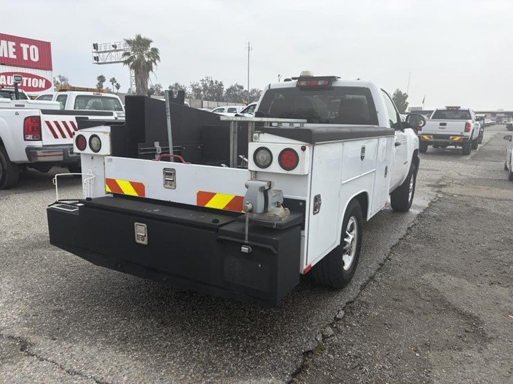2011-chevrolet-2500hd-image-3