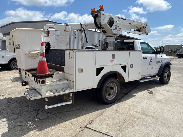 #3616-•-2018-ram-5500-4x4-40ft-bucket-truck-image-3