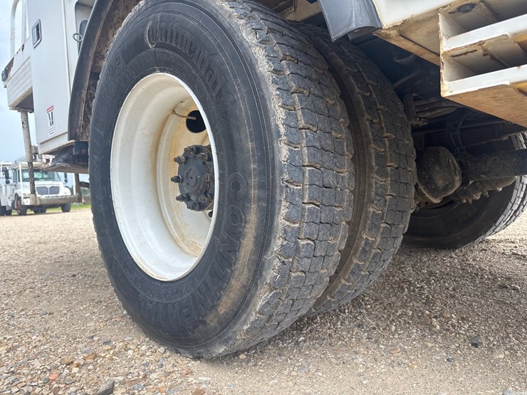 2020-freightliner-m2-106-image-65