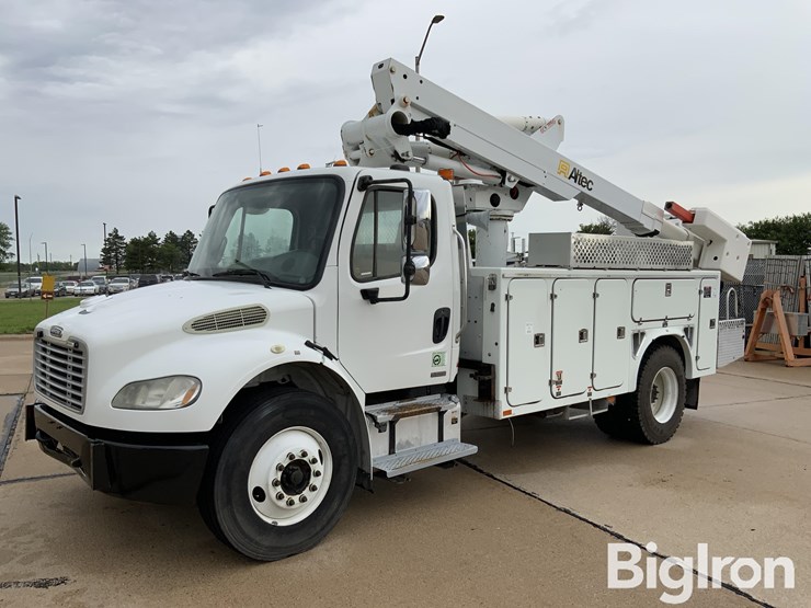 2010-freightliner-m2-106-image-1