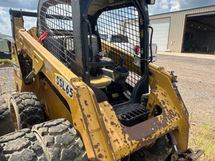 2018-caterpillar-242d-image-2