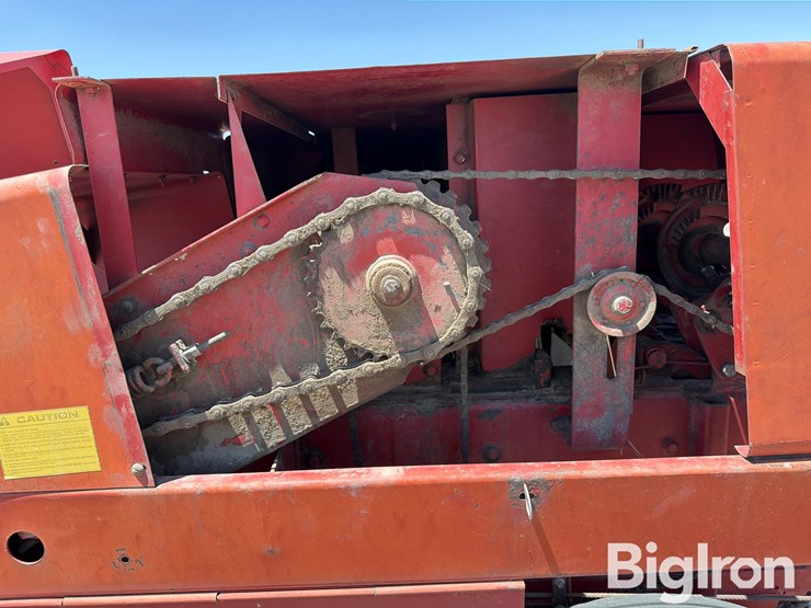 new-holland-320-image-15