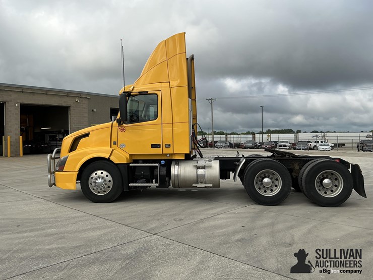 2017-volvo-vnl64t300-image-8