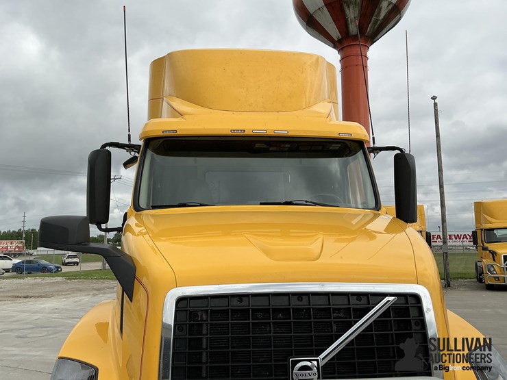 2015-volvo-vnl64t300-image-10