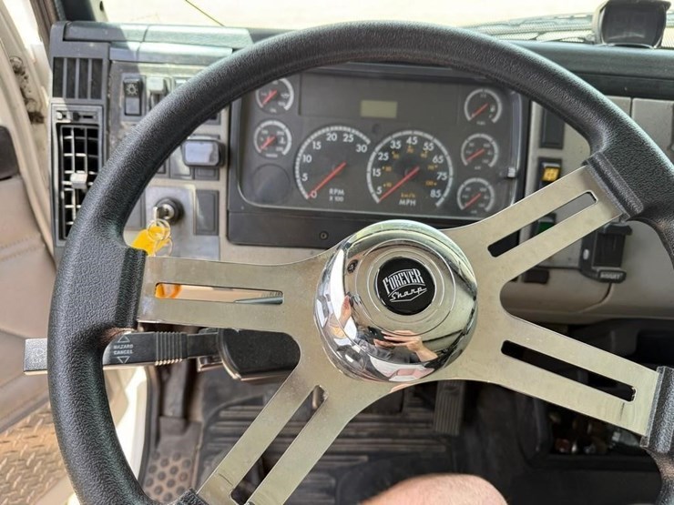 2002-freightliner-fl80-image-15