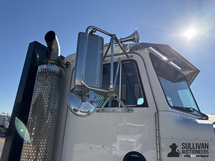 2001-peterbilt-330-image-15