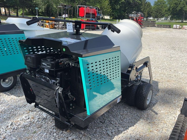 mt800-wheeled-mini-mixer-truck-with-13.5hp-gasoline-engine-image-3