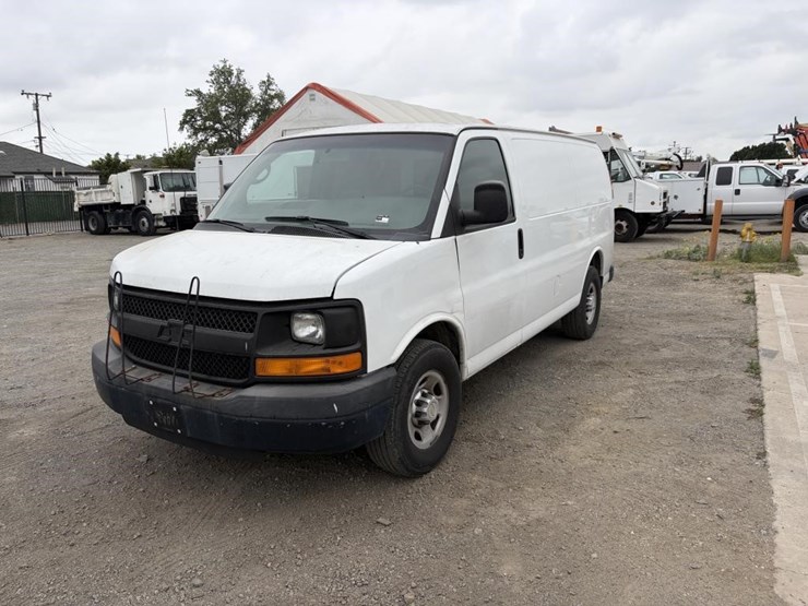2014-chevrolet-express-3500-image-1