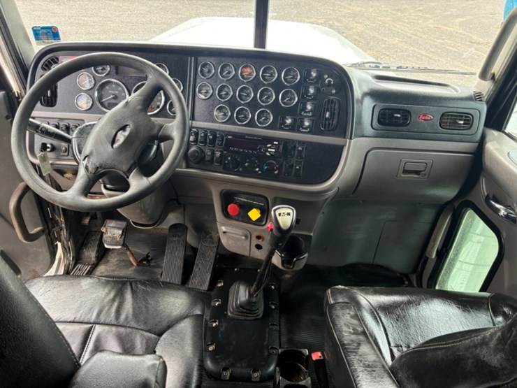 2015-peterbilt-389-image-13