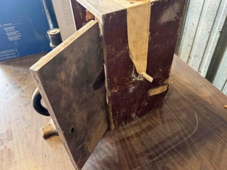 vintage-microscope-in-wooden-box-image-2
