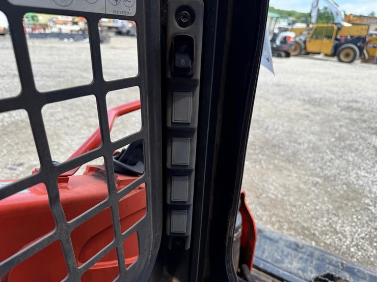2016-kubota-ssv75-image-24