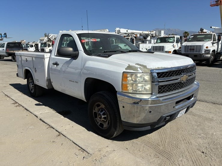 2011-chevrolet-silverado-2500-image-2