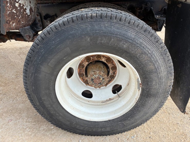 2006-freightliner-m2-106-image-12
