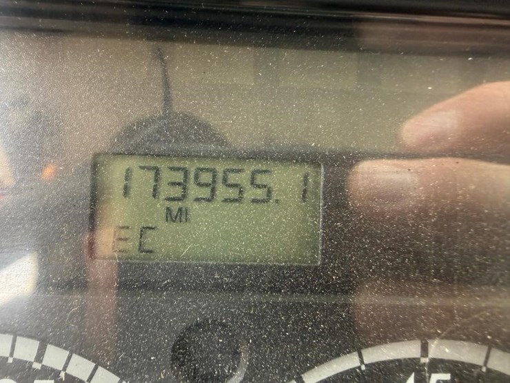 2002-freightliner-fl80-image-16