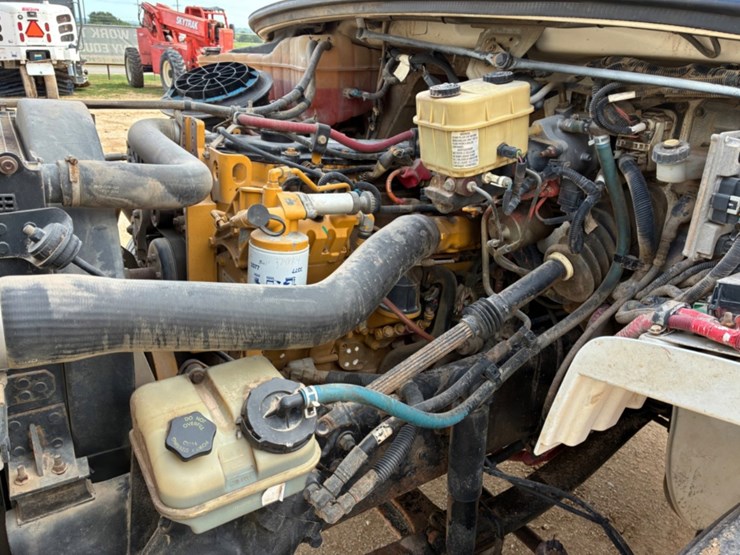2006-freightliner-m2-106-image-17