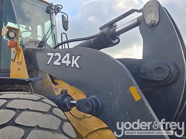 2019-deere-724k-image-24