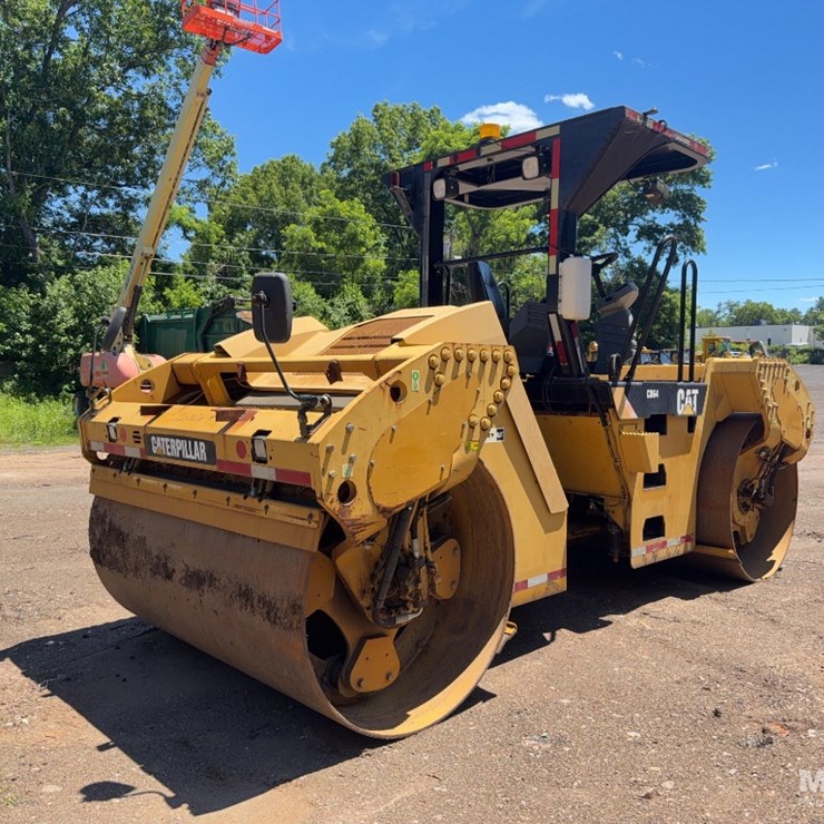 2010 CATERPILLAR CB64