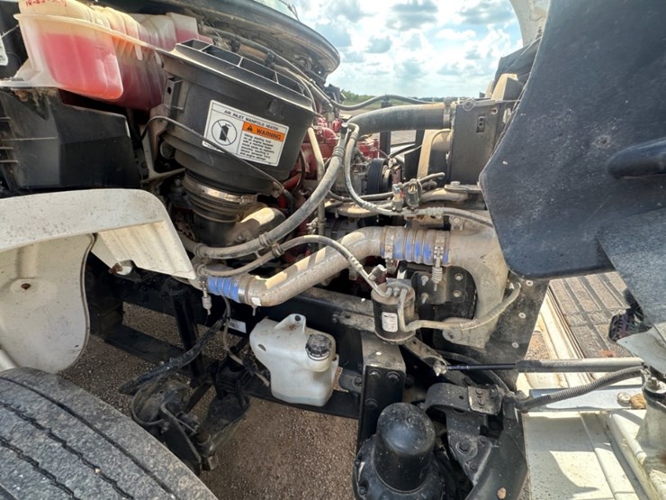 2014-freightliner-m2-106-image-22