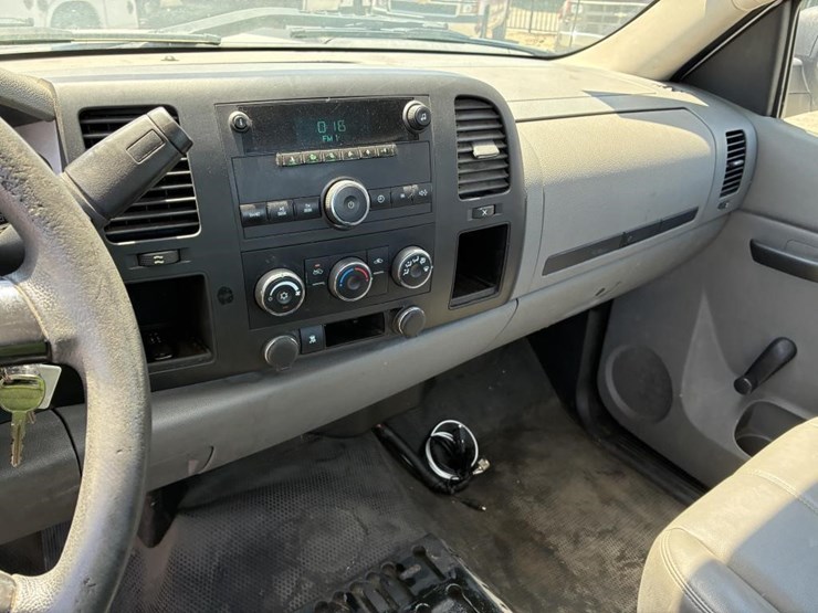 2011-chevrolet-silverado-2500-image-18