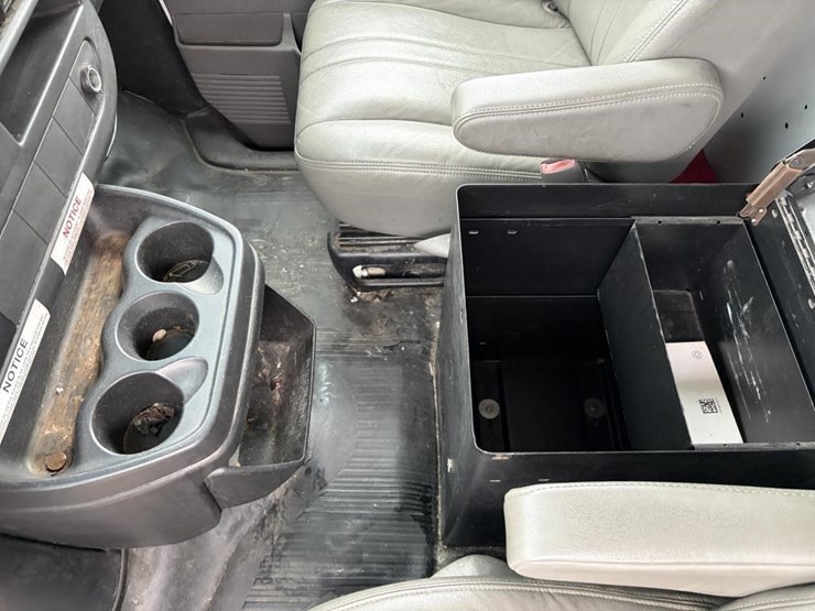 2014-chevrolet-express-3500-image-19