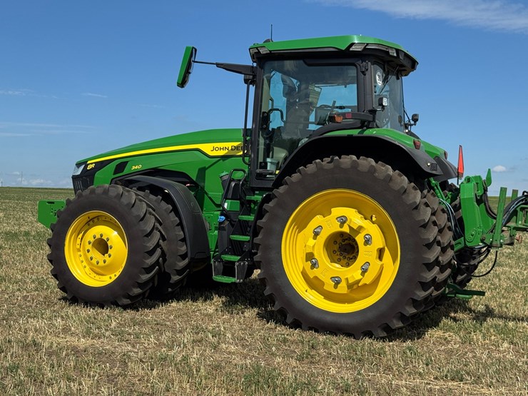 2023-john-deere-8r-340-image-3