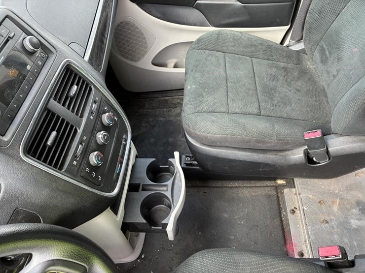 2012-dodge-caravan-image-19