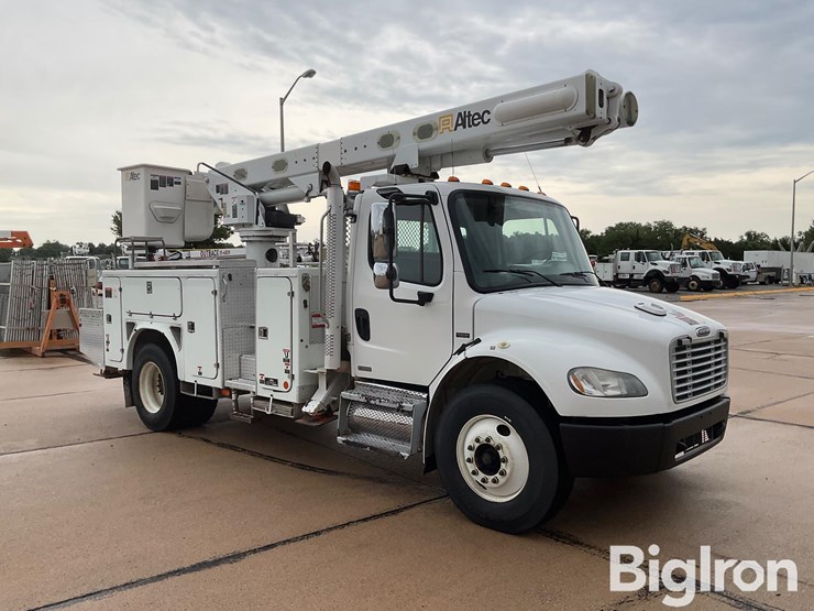 2009-freightliner-m2-106-image-3