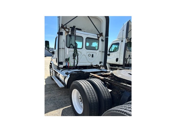 2018-freightliner-cascadia-113-image-2