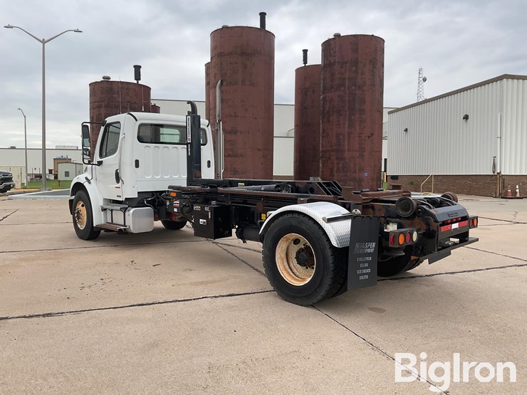 2010-freightliner-m2-106-image-7