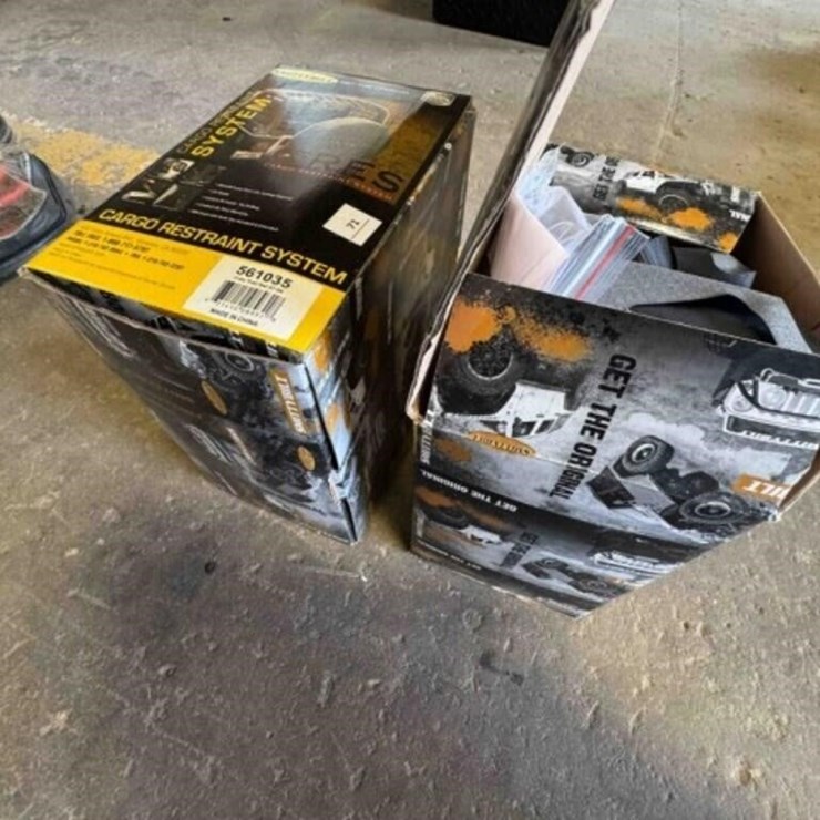 2 CARGO RESTRAINTS IN BOX