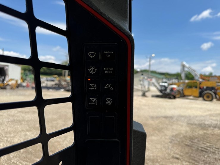 2021-bobcat-t64-image-28