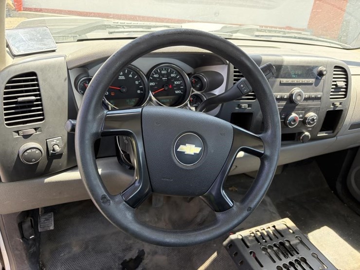 2011-chevrolet-silverado-2500-image-12