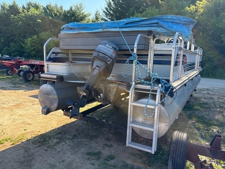 sun-tracker-21dl-pontoon-boat-image-8