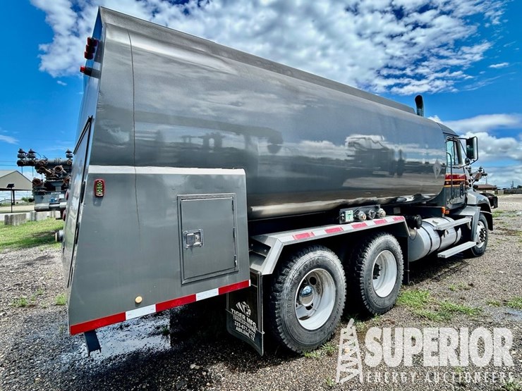 (x)-(9-69)-2000-mack-cx613-2000-gal-t/a-fuel-truck...-image-3