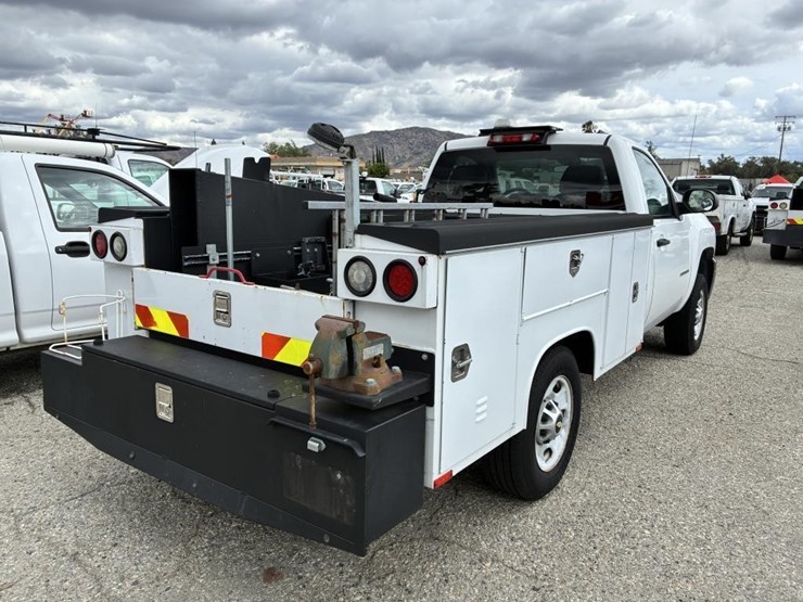 2011-chevrolet-silverado-2500-image-3
