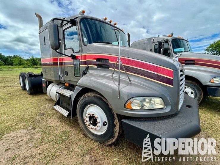(x)-(9-30)-2009-mack-cxu613-t/a-wet-kit-truck-trac...-image-1