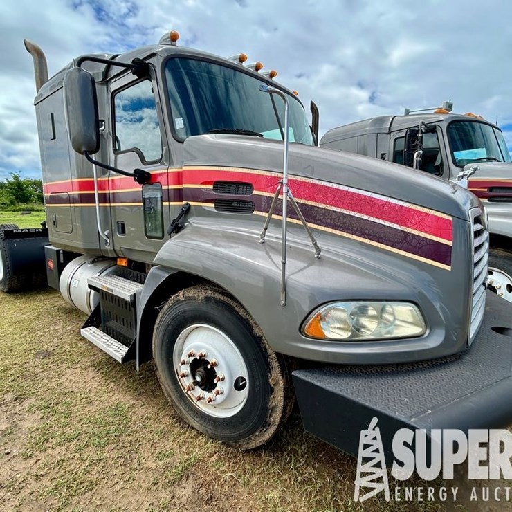 (x) (9-30) 2009 MACK CXU613 T/A Wet Kit Truck Trac...