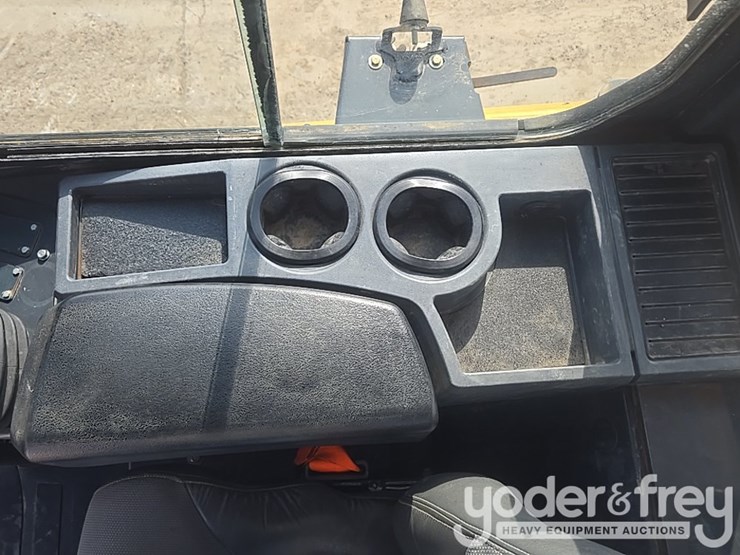 2023-deere-650k-lgp-image-54