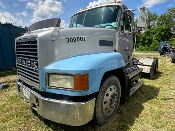 2000-mack-ch613-image-1