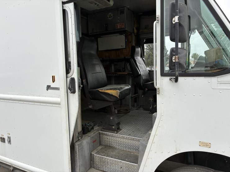 2008-workhorse-w62-image-16